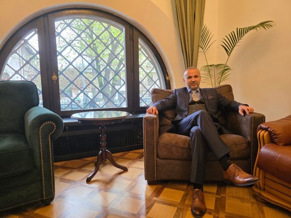 Eduard Petrescu, expert în strategie de vizibilitate urbană, explică de ce steagurile direcționale Ekogroup sunt esențiale pentru atragerea clienților corporate